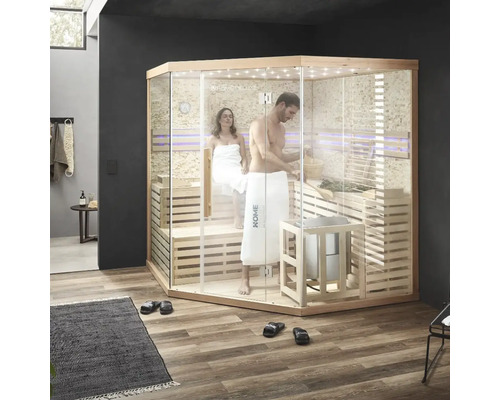 Prostorná sauna s dřevěnými sedadly a celoskleněnými dveřmi, vhodná pro dvě osoby