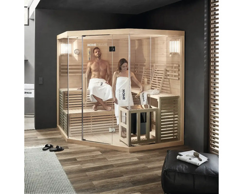 Světlá sauna se skleněnou přední stěnou a dvěma lidmi uvnitř