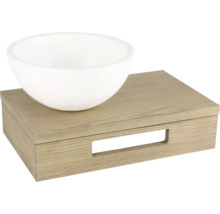 Bílá mísa na dřevěné krabici