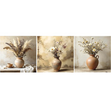 Tři vázy s květinami na stole.