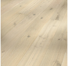 Světlá dřevěná podlaha s přirozenou kresbou a suky.