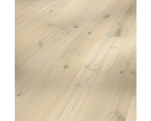 Světlá dřevěná podlaha s přirozenou kresbou a suky.