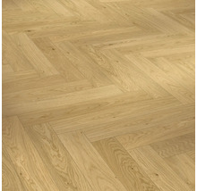 Položená dřevěná parketová podlaha se vzorem rybí kosti