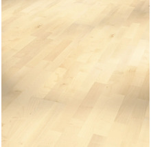 Světlá dřevěná podlaha s prkenným vzorem.