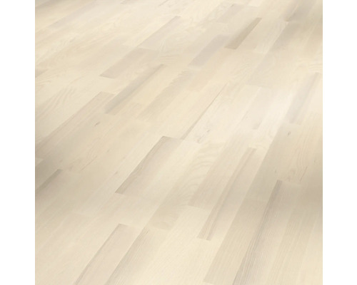 Položená světlá dřevěná podlaha.