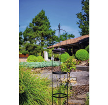 Zahradní dekorace s květinovým stojanem venku