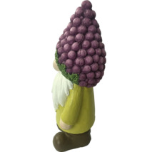 Zahradní trpaslík s čepicí z hroznů
