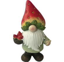 Zahradní trpaslík s jahodovým kloboukem a jahodami v košíku