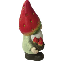 Zahradní trpaslík s jahodovým kloboukem a košíkem