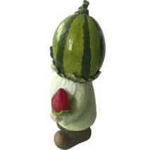 Zahradní trpaslík s melounovou čepicí a kouskem melounu