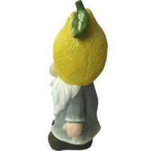 Zahradní trpaslík s citronovou čepicí jako dekorace