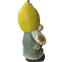 Zahradní trpaslík s citronem jako hlavou a slunečnicí v ruce