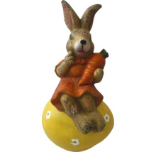 Dekorativní figurka zajíčka s mrkví na žlutém vejci pro Velikonoce