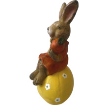 Velikonoční zajíček na žlutém vejci jako zahradní dekorace