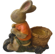 Dekorativní figurka zajíčka na motorce s košíkem do zahrady