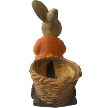 Dekorativní figurka zajíčka s košíkem do interiéru