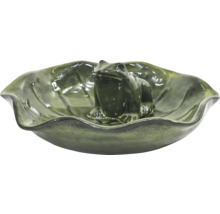 Dekorativní figurka žáby ve tvaru listu