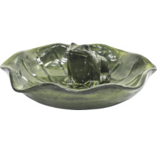 Dekorativní figurka žáby v misce ve tvaru listu.