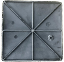 Detailní pohled na čtvercovou desku s výztuhami