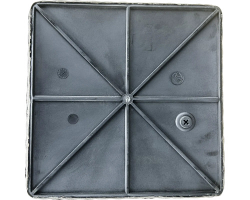 Detailní pohled na čtvercovou desku s výztuhami