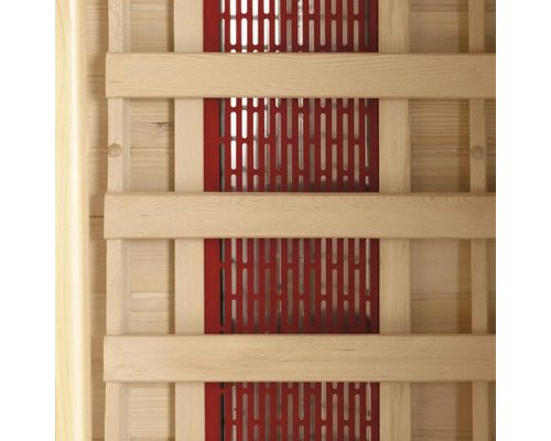 Detailní pohled na stěnu infračervené kabiny s dřevěným rámem a infračervenými zářiči