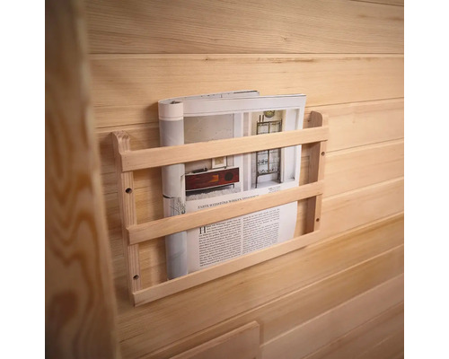 Dřevěný regál na časopisy na dřevěné stěně s časopisem