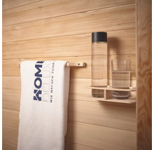 Držák na ručníky s ručníkem a odkládací plocha na nápoje na dřevěné stěně