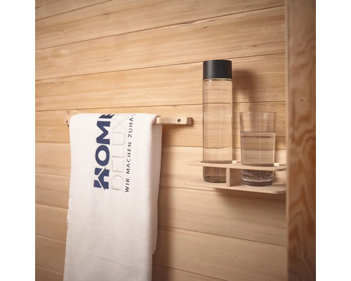 Držák na ručníky s ručníkem a odkládací plocha na nápoje na dřevěné stěně