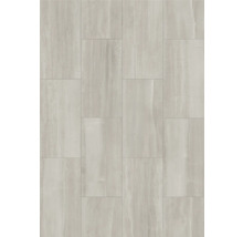 Podlaha položená z dlaždic s mramorovým vzhledem.