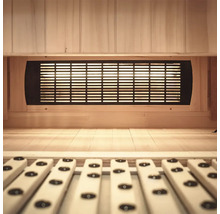 Interiér sauny s dřevěným obložením a větrací mřížkou