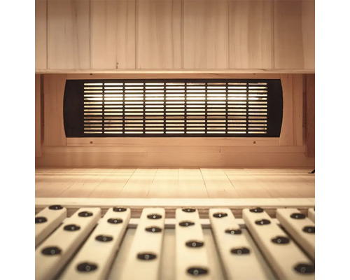 Interiér sauny s dřevěným obložením a větrací mřížkou