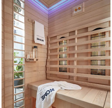 Interiér sauny s dřevěným obložením, lavicí a infračervenými zářiči