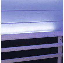 Dřevěné obložení s horizontálními lamelami a osvětlením