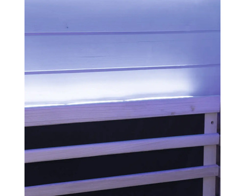 Dřevěné obložení s horizontálními lamelami a osvětlením