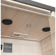 Interiér sauny s reproduktory, lampou a ventilací