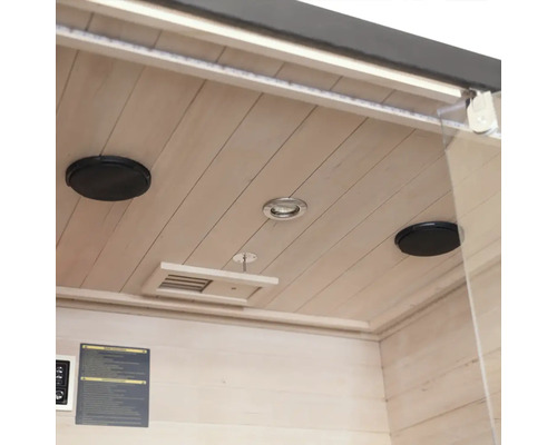 Interiér sauny s reproduktory, lampou a ventilací