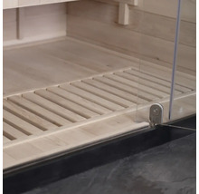 Detailní pohled do interiéru sauny s dřevěnou podlahou a skleněnými dveřmi