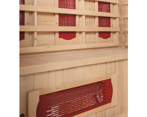 Vnitřní vybavení sauny s dřevěným obložením a lavicí