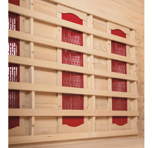 Vnitřní pohled na saunu s dřevěným obložením a infračervenými zářiči