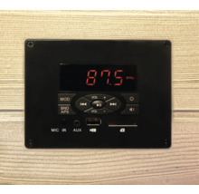 Elektronická audio řídicí jednotka s displejem a ovládacími prvky pro úpravu zvuku.