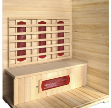 Interiér sauny s dřevěným obložením a infračervenými zářiči