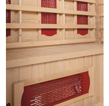 Interiér sauny s dřevěným obložením a lavicí