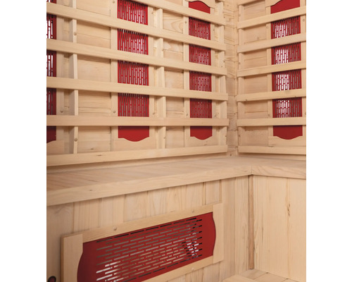 Vnitřní pohled na saunu s dřevěným obložením a topnými tělesy