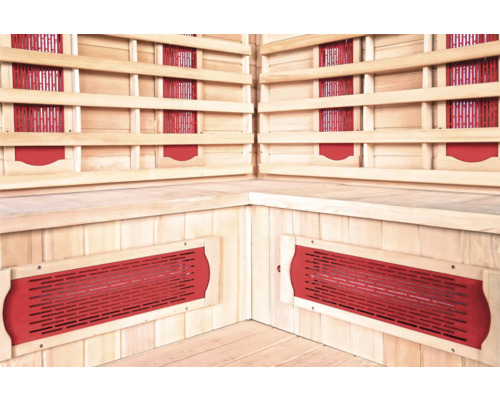 Vnitřní pohled na infračervenou saunu s dřevěnými lavicemi a topnými panely