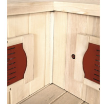 Vnitřní pohled na infra saunu s dřevěnými stěnami a topnými prvky