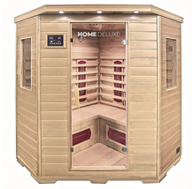 Dřevěná infra sauna se skleněnými vstupními dveřmi a ovládacím panelem