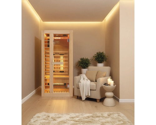 Interiér s infračervenou saunou Home Deluxe, křeslem a odkládacím stolkem