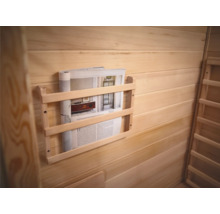 Dřevěný regál na časopisy s časopisem na dřevěné stěně