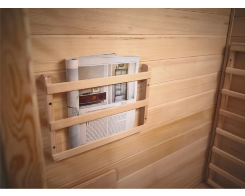 Dřevěný regál na časopisy s časopisem na dřevěné stěně