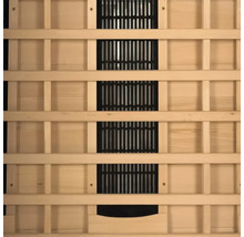 Detail dřevěné konstrukce sauny s větrací mřížkou.